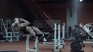 Basın egzersiz yapan erkek