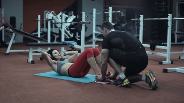 Mujer joven haciendo abdominales crujidos — Vídeos de Stock