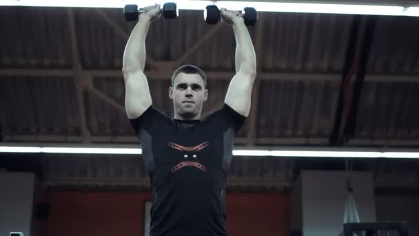 Muscle homme faire des exercices avec des barres — Video