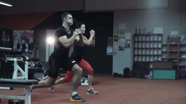 Två passar idrottare gör hjärt-övningar — Stockvideo