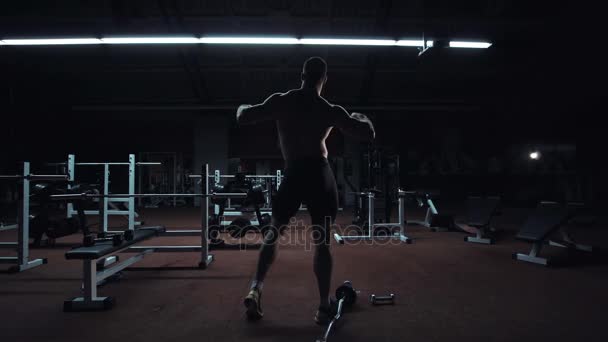 Bodybuilder musculaire montrant son physique — Video