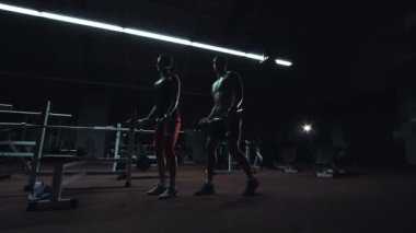 Bir spor salonunda egzersiz güçlü atletik Çift