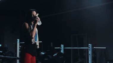 Sportif kadın içme suyu içinde jimnastik salonu