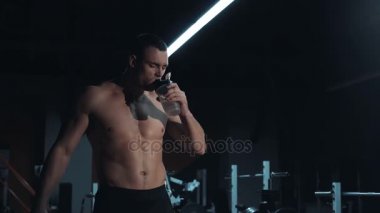 Kaslı bir vücut ile vücut geliştirmeci
