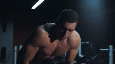 Kameraya bakarak yorgun vücut geliştirmeci