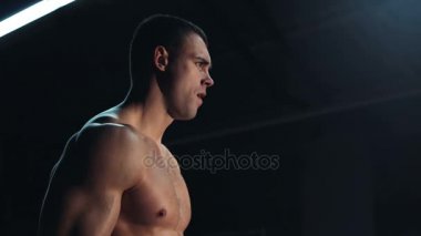 Kaslı adam CrossFit eğitimi bir spor salonunda