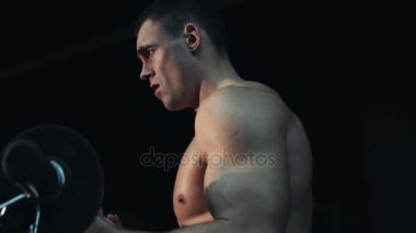 Kaslı adam bir bar-çan pompalama