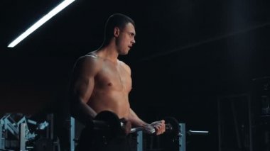 Kaslı adam CrossFit eğitimi bir spor salonunda