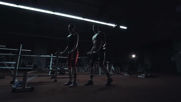 Stark atletisk par arbetande ute i gym — Stockvideo