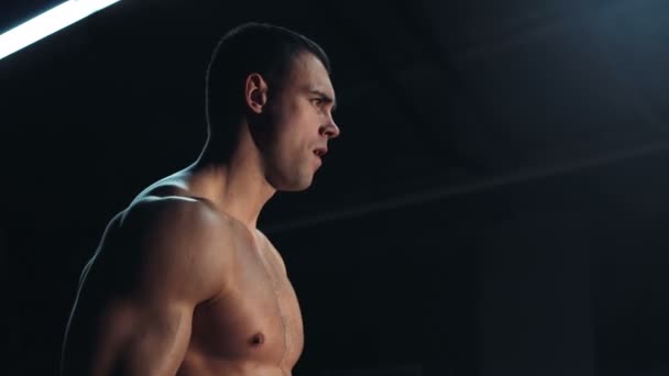 Musculoso hombre haciendo crossfit entrenamiento en un gimnasio — Vídeo de stock