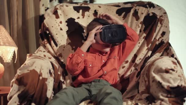 Pojken tittar genom Vr-headset och gestikulerade — Stockvideo