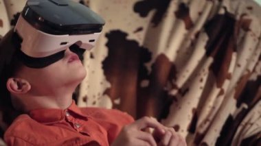 VR kulaklık seyir ve gesticulating çocuk