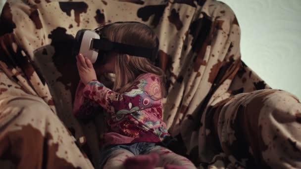 Ребенок в виртуальных очках, смотрит сквозь него — стоковое видео
