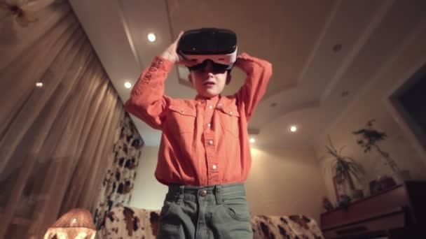 Kleiner Junge in vr Brille — Stockvideo