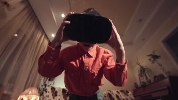 Menino em óculos VR — Vídeo de Stock