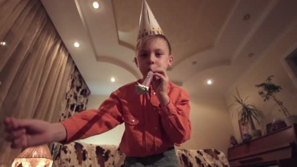 Pequeño niño sosteniendo chispa y soplando silbato — Vídeos de Stock