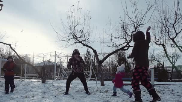 Rodzina bawi się śnieżkami — Wideo stockowe