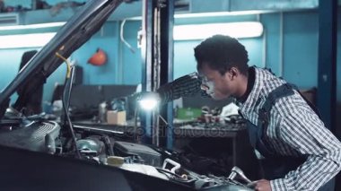 Makinist araba laptop ile tanı yapıyor