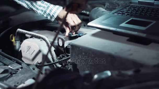 Mecânico fazendo um diagnóstico em um motor de carro — Vídeo de Stock