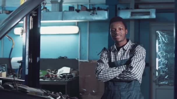 Mechanik pózuje v uniformě — Stock video