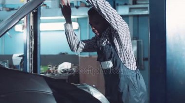 Afrika mekanik açık hood ve arıza