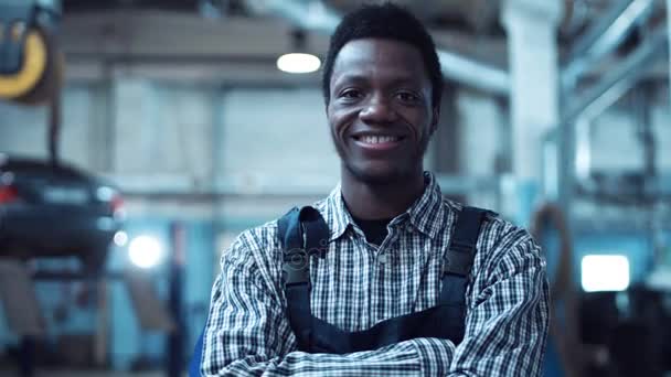 Otomatik mekanik giyen çizgili gömlek gülümsüyor — Stok video