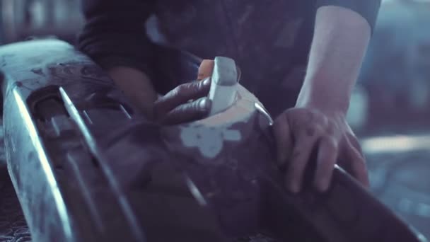 砂光车身自动修复车库里的工人 — 图库视频影像