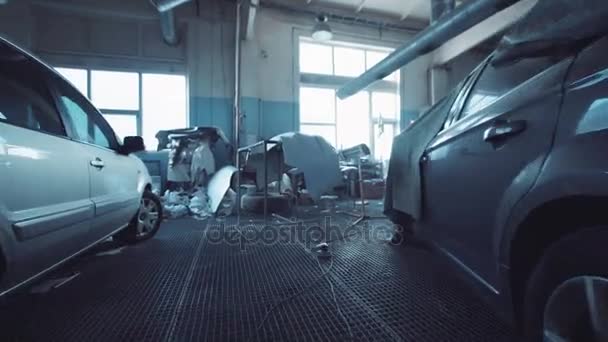 Интерьер автомастерской с синим тоном — стоковое видео