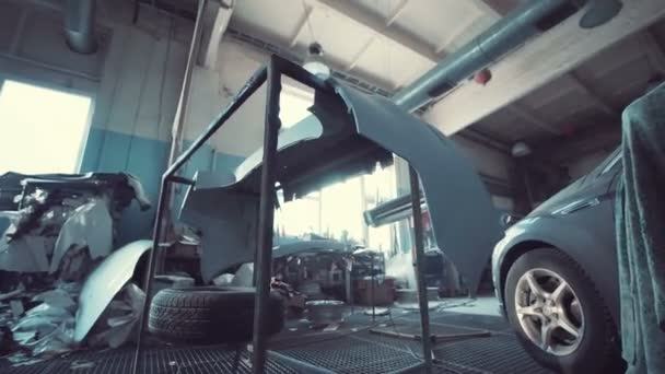 Interieur van een auto repareren garage met blauwe Toon — Stockvideo