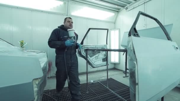 Aerosol mecánico pintando un coche en un taller de carrocería — Vídeo de stock