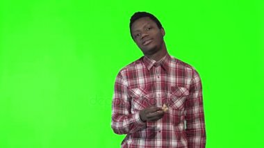 Genç Afrika adam yeme patates kızartması