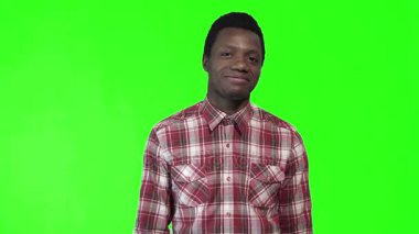 Başparmak-up veren genç adam