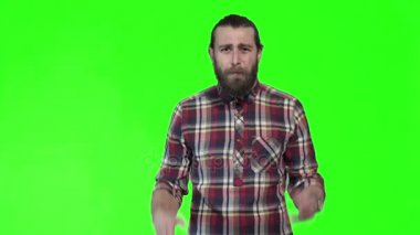 Genç Kareli gömlekli adam şaşkın