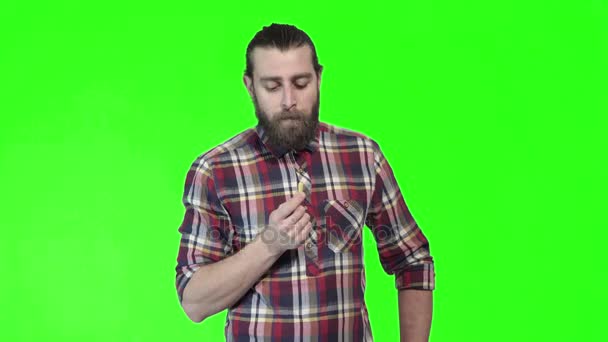 Young bearded man eating french fries — Stock Video