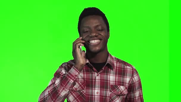 Akıllı Telefonla Konuşan Afrikalı Adam — Stok video