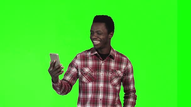 Afrikaanse man maken video-oproep — Stockvideo