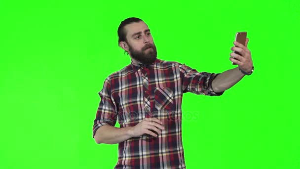 Bebaarde man maken selfie op groen scherm — Stockvideo