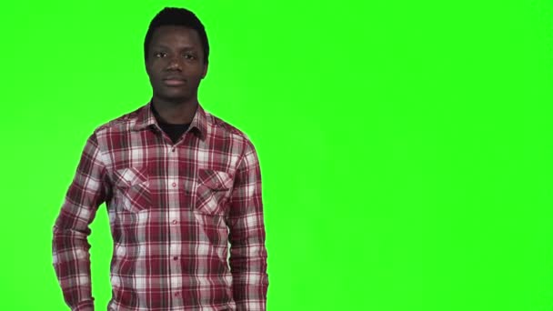 African man pointing on green — Stock Video