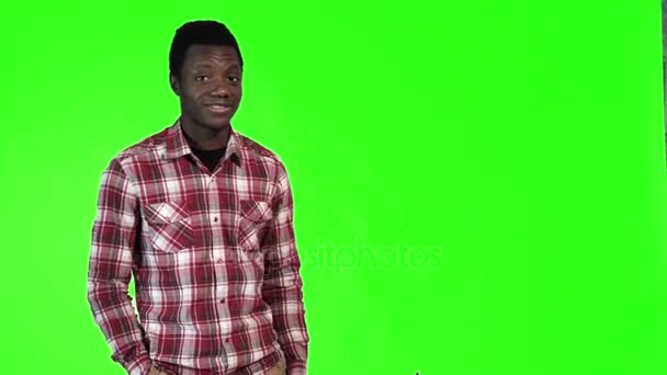 African man pointing on green — Stock Video