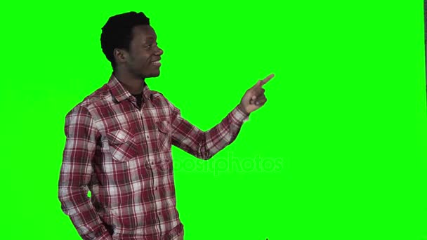 African man pointing on green — Stock Video