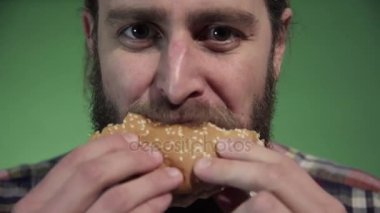 Yakın çekim adam yeme Burger