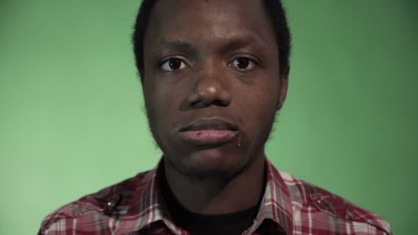 Middle shot African man eating black burger — Stock Video