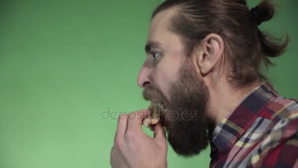 Vista lateral del hombre comiendo hamburguesa — Vídeos de Stock