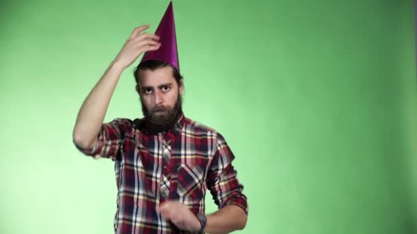 Hombre barbudo poniéndose un sombrero de fiesta — Vídeos de Stock