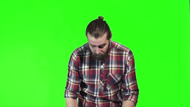 Бородатый мужчина носит VR googles на зеленом экране — стоковое видео