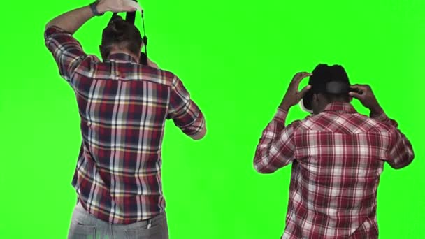 Dois homens usando óculos VR na tela verde — Vídeo de Stock