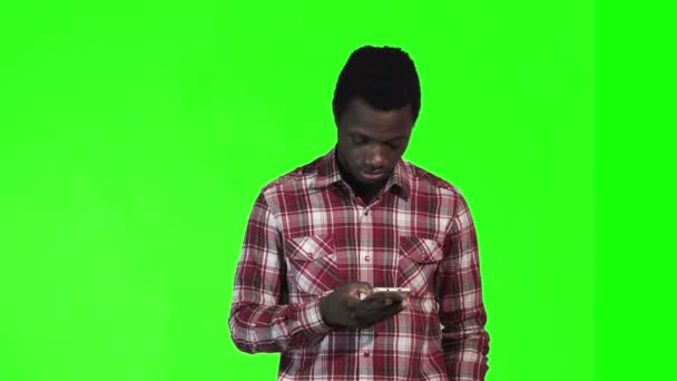 Afrikaanse man aan het praten op Smartphone — Stockvideo