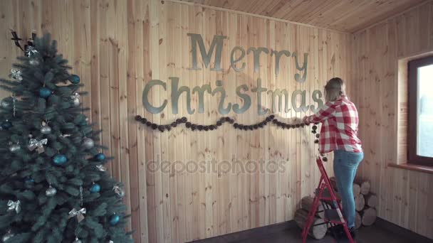 Mujer haciendo decoración para Navidad — Vídeos de Stock