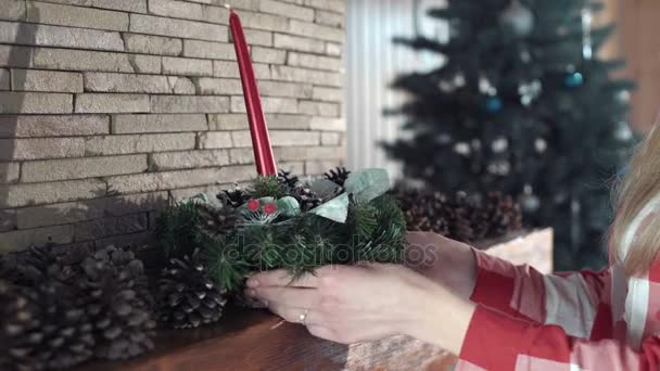 Mujer decorando casa en Navidad — Vídeos de Stock