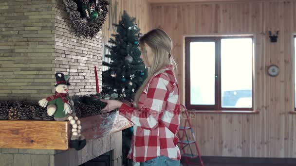 Frau dekoriert Kamin für Weihnachten — Stockvideo